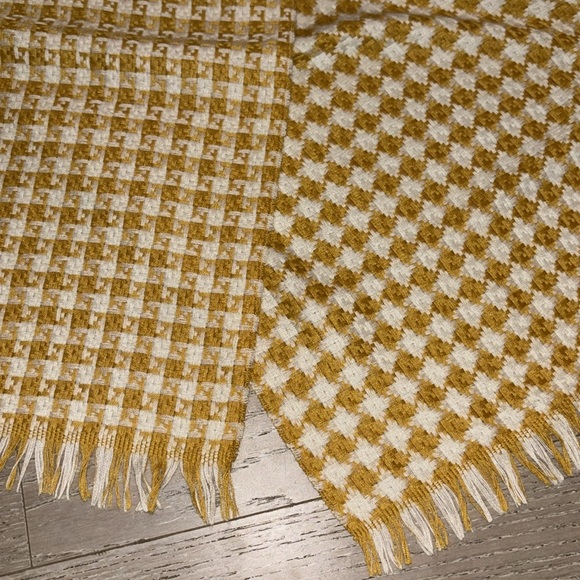 Yellow houndstooth print scarf - Picture 9 of 10